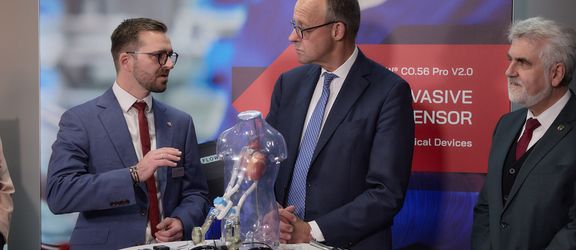 SONOTEC employee explains sensors for medical technology SONOTEC employee explains sensors for medical technology